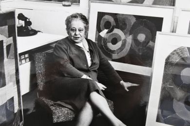 DELAUNAY : [PHOTOGRAPHIE] Portrait photographique de Sonia Delaunay au milieu de ses tableaux - First edition - Edition-Originale.com