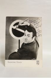 DEVOS : Photographie dédicacée de Raymond Devos à des amis  - Signiert, Erste Ausgabe - Edition-Originale.com
