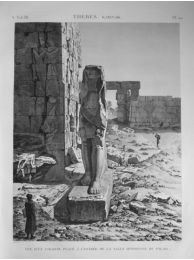 DESCRIPTION DE L'EGYPTE.  Thèbes. Karnak. Vue d'un colosse placé à l'entrée de la salle hypostyle du Palais. (ANTIQUITES, volume III, planche 20) - Erste Ausgabe - Edition-Originale.com