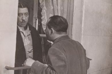 FERNANDEL : Photographie originale représentant le cinéaste Carlo Rim conseillant Fernandel pour une scène de 