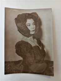 FINI : Photographie originale représentant Leonor Fini habillée en feuilles de chou - First edition - Edition-Originale.com