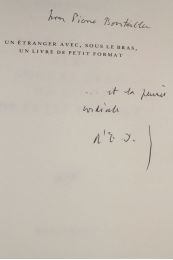 JABES : Un étranger avec, sous le bras, un livre de petit format - Signed book, First edition - Edition-Originale.com