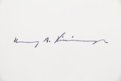 KISSINGER : Bristol portant la signature manuscrite de Kissinger au feutre noir  - Libro autografato, Prima edizione - Edition-Originale.com