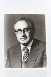 KISSINGER : Portrait photographique signé de Henry Kissinger - Signiert, Erste Ausgabe - Edition-Originale.com