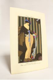 Costumes parisiens. Robe de velours maïs. Petite veste de velours noir bordée de vair (pl.111, Journal des Dames et des Modes, 1913 n°49) - Erste Ausgabe - Edition-Originale.com