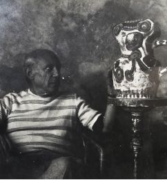 PICASSO : Photographie originale de Pablo Picasso dans son atelier avec une de ses céramiques - First edition - Edition-Originale.com