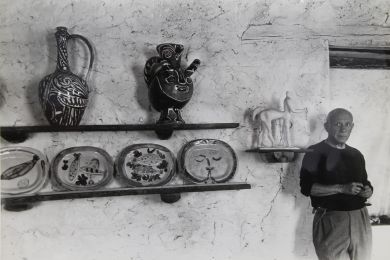 PICASSO : Photographie originale de Pablo Picasso dans son atelier de Vallauris avec ses céramiques et un plâtre - Edition Originale - Edition-Originale.com