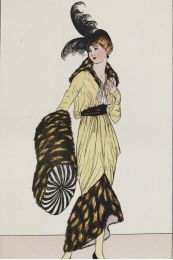 Costumes parisiens. Robe de satin topaze garnie de léopard. Manchon aussi de léopard (pl.110, Journal des Dames et des Modes, 1913 n°49) - Prima edizione - Edition-Originale.com